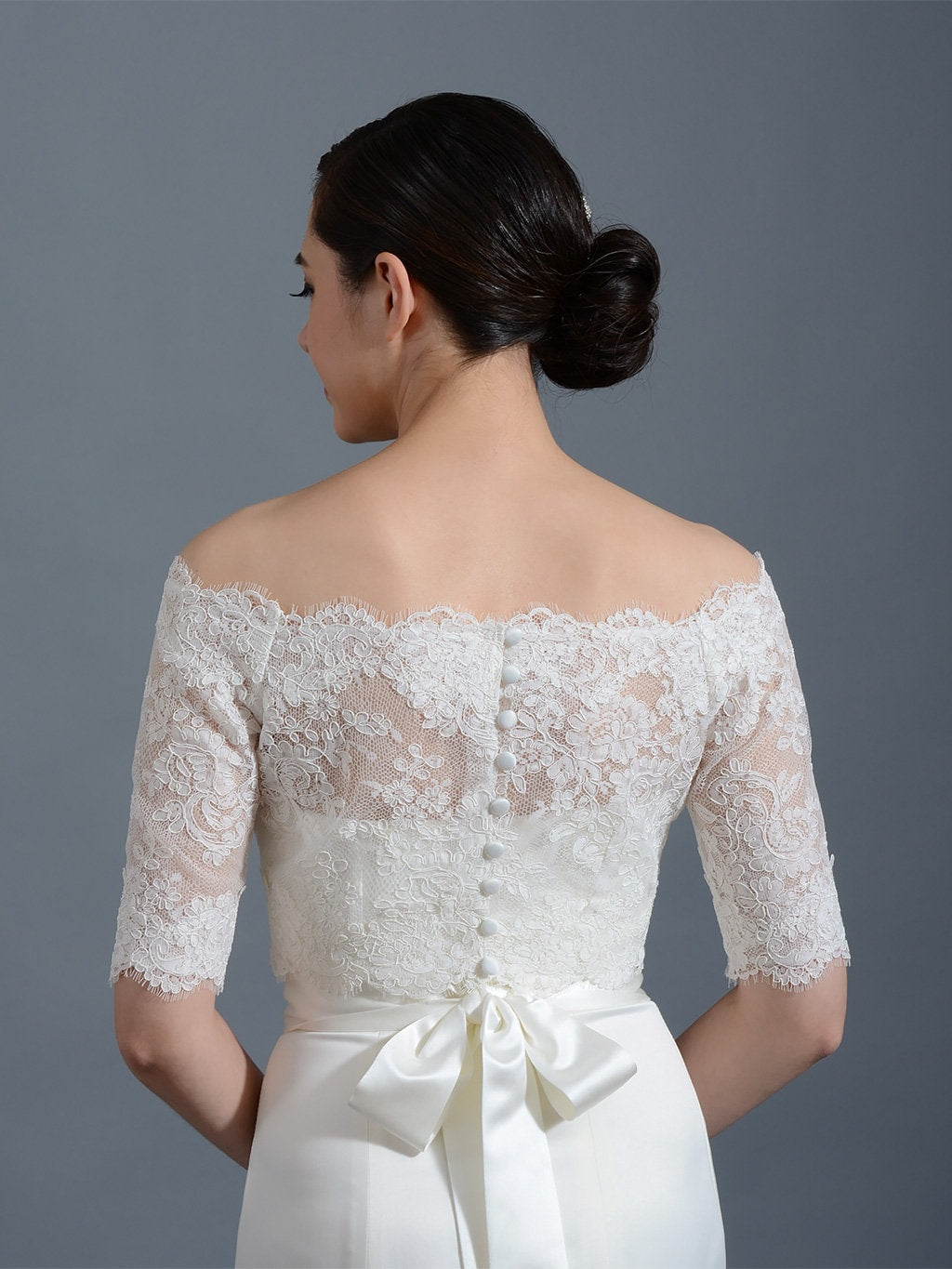 Off the shoulder outlet lace topper